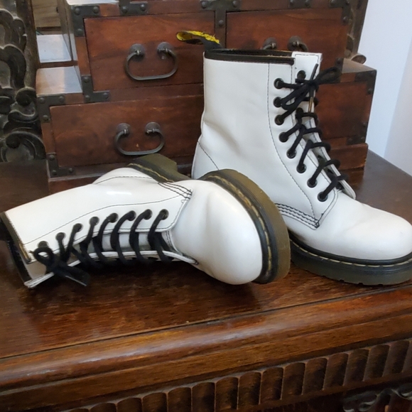 Dr. Martens Shoes - Doctor Martens' white leather combat boots 8 eyelets